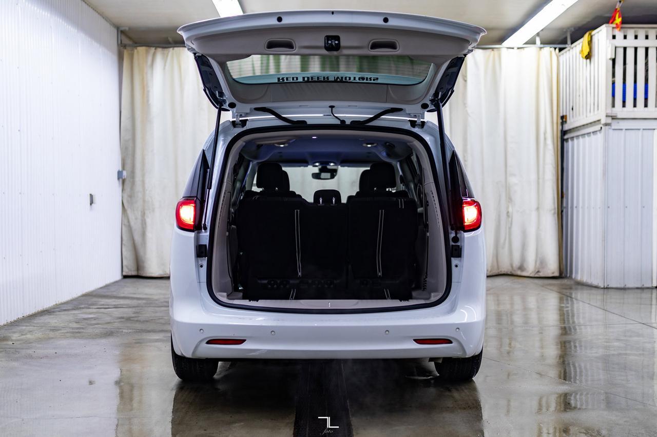 2022 Chrysler Grand Caravan SXT Nav BCam Red Deer AB