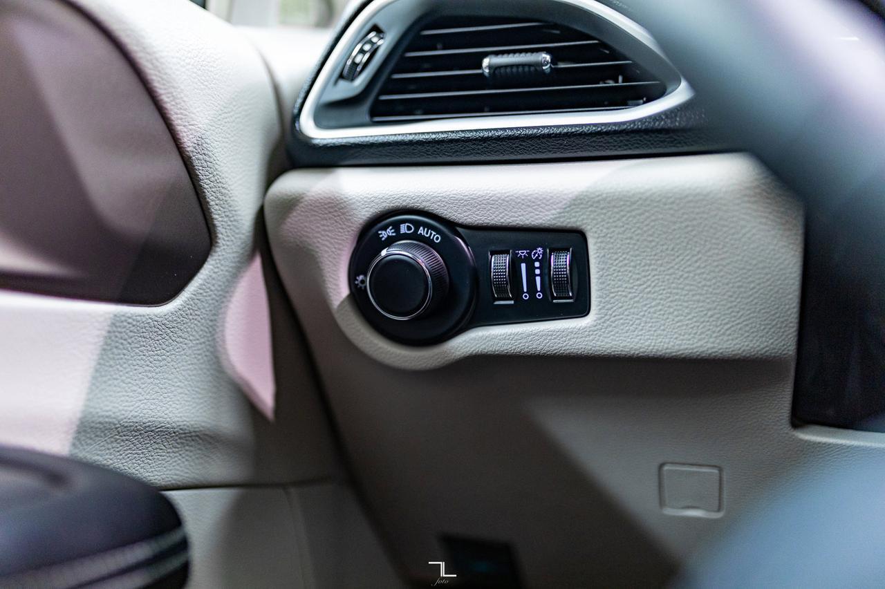 2022 Chrysler Grand Caravan SXT Nav BCam Red Deer AB