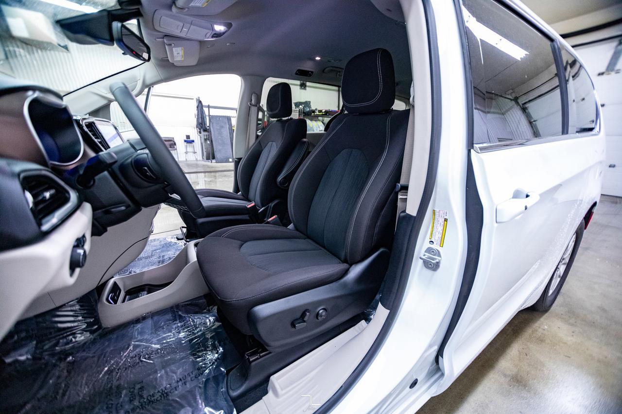 2022 Chrysler Grand Caravan SXT Nav BCam Red Deer AB