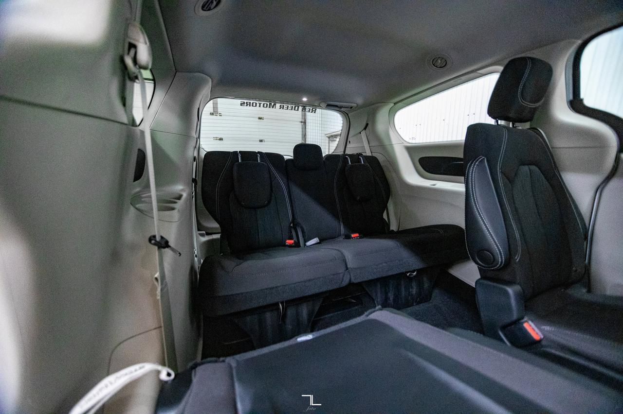 2022 Chrysler Grand Caravan SXT Nav BCam Red Deer AB