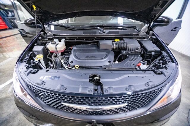 2022 Chrysler Grand Caravan SXT Nav BCam Red Deer AB