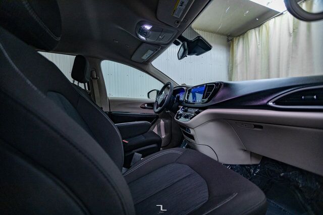 2022 Chrysler Grand Caravan SXT Nav BCam Red Deer AB