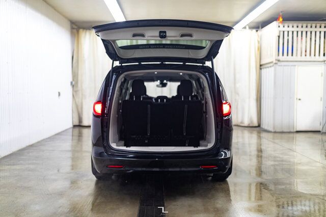 2022 Chrysler Grand Caravan SXT Nav BCam Red Deer AB