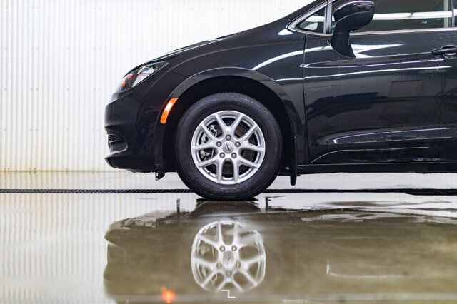 2022 Chrysler Grand Caravan SXT Nav BCam Red Deer AB