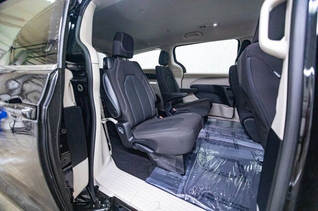 2022 Chrysler Grand Caravan SXT Nav BCam Red Deer AB