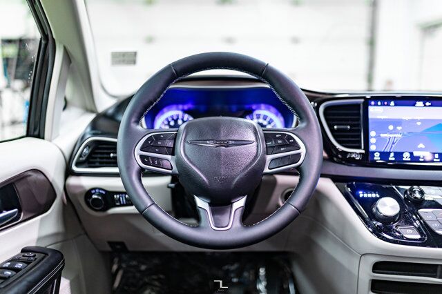 2022 Chrysler Grand Caravan SXT Nav BCam Red Deer AB