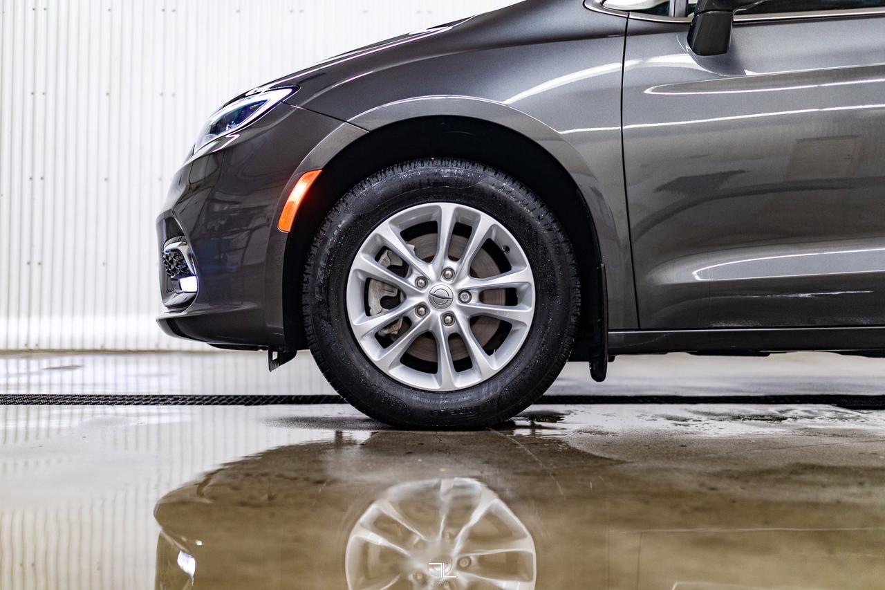 2022 Chrysler Pacifica AWD Touring BCam PSeat Quads Red Deer AB