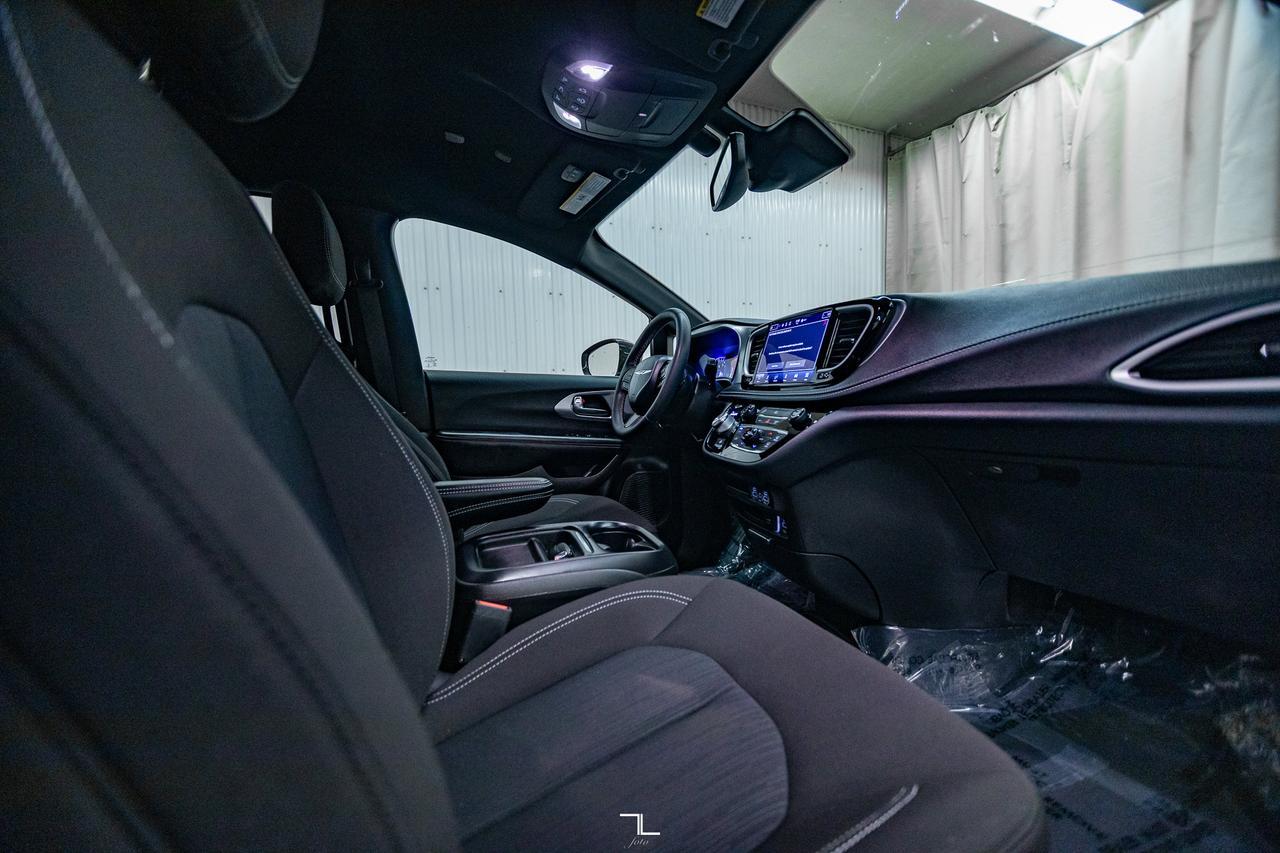 2022 Chrysler Pacifica AWD Touring BCam PSeat Quads Red Deer AB