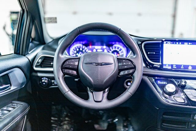 2022 Chrysler Pacifica AWD Touring BCam Red Deer AB