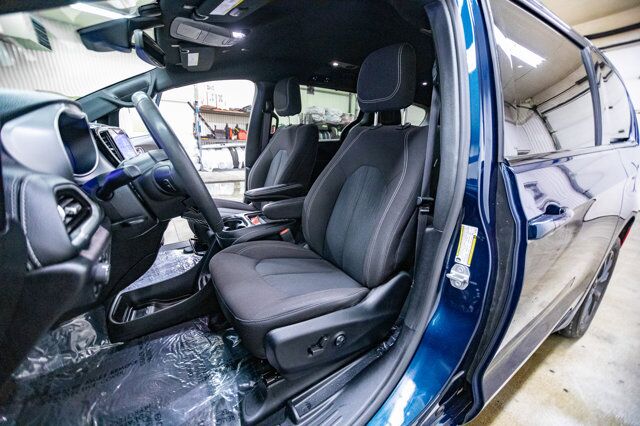 2022 Chrysler Pacifica AWD Touring BCam Red Deer AB