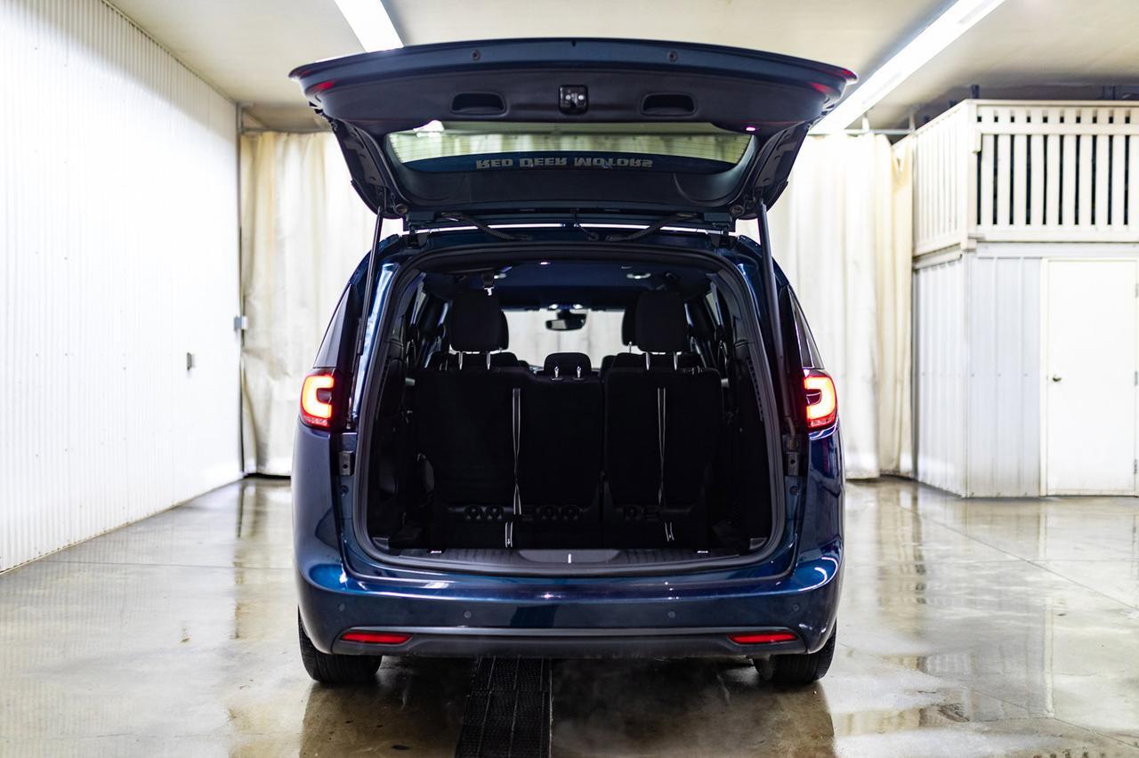 2022 Chrysler Pacifica AWD Touring BCam Red Deer AB