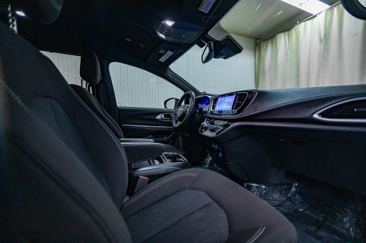 2022 Chrysler Pacifica AWD Touring BCam Red Deer AB