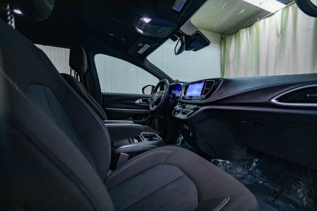 2022 Chrysler Pacifica AWD Touring BCam Red Deer AB