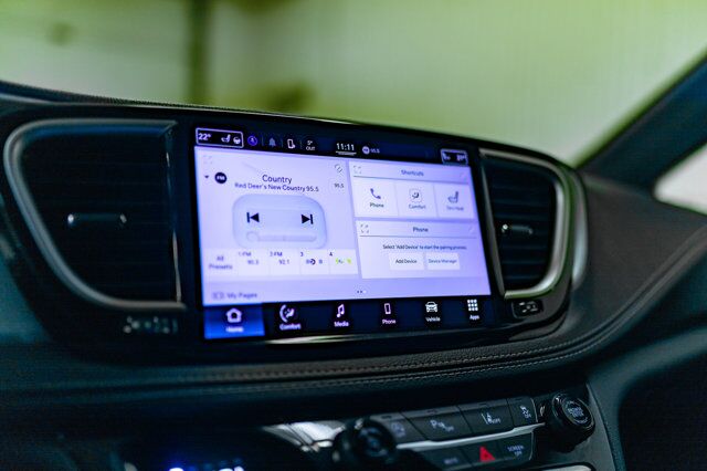 2022 Chrysler Pacifica AWD Touring BCam Red Deer AB