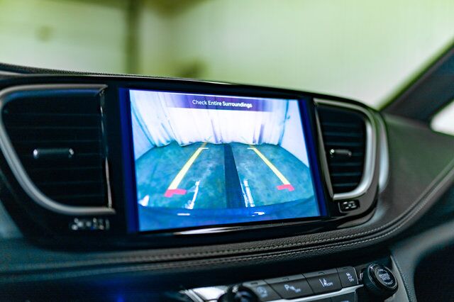 2022 Chrysler Pacifica AWD Touring BCam Red Deer AB