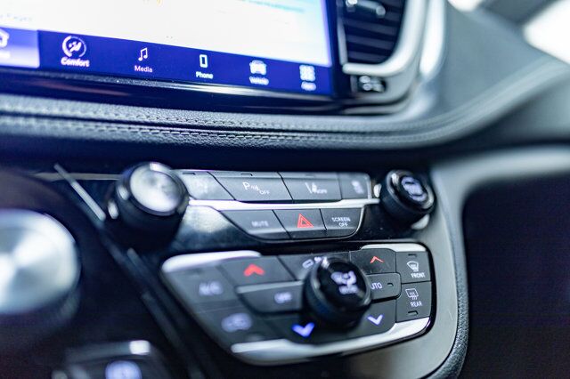 2022 Chrysler Pacifica AWD Touring BCam Red Deer AB