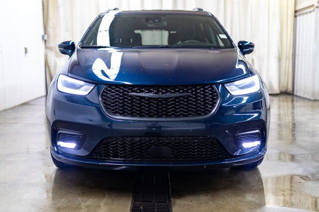 2022 Chrysler Pacifica AWD Touring BCam Red Deer AB