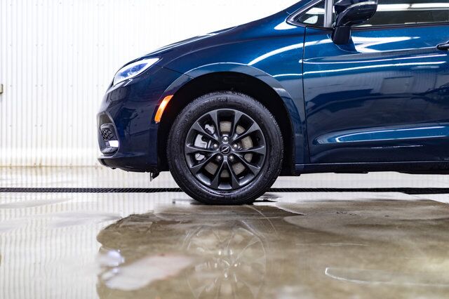 2022 Chrysler Pacifica AWD Touring BCam Red Deer AB