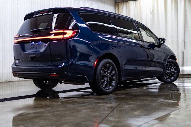 2022 Chrysler Pacifica AWD Touring BCam Red Deer AB