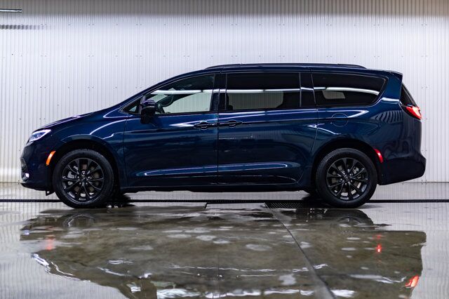 2022 Chrysler Pacifica AWD Touring BCam Red Deer AB