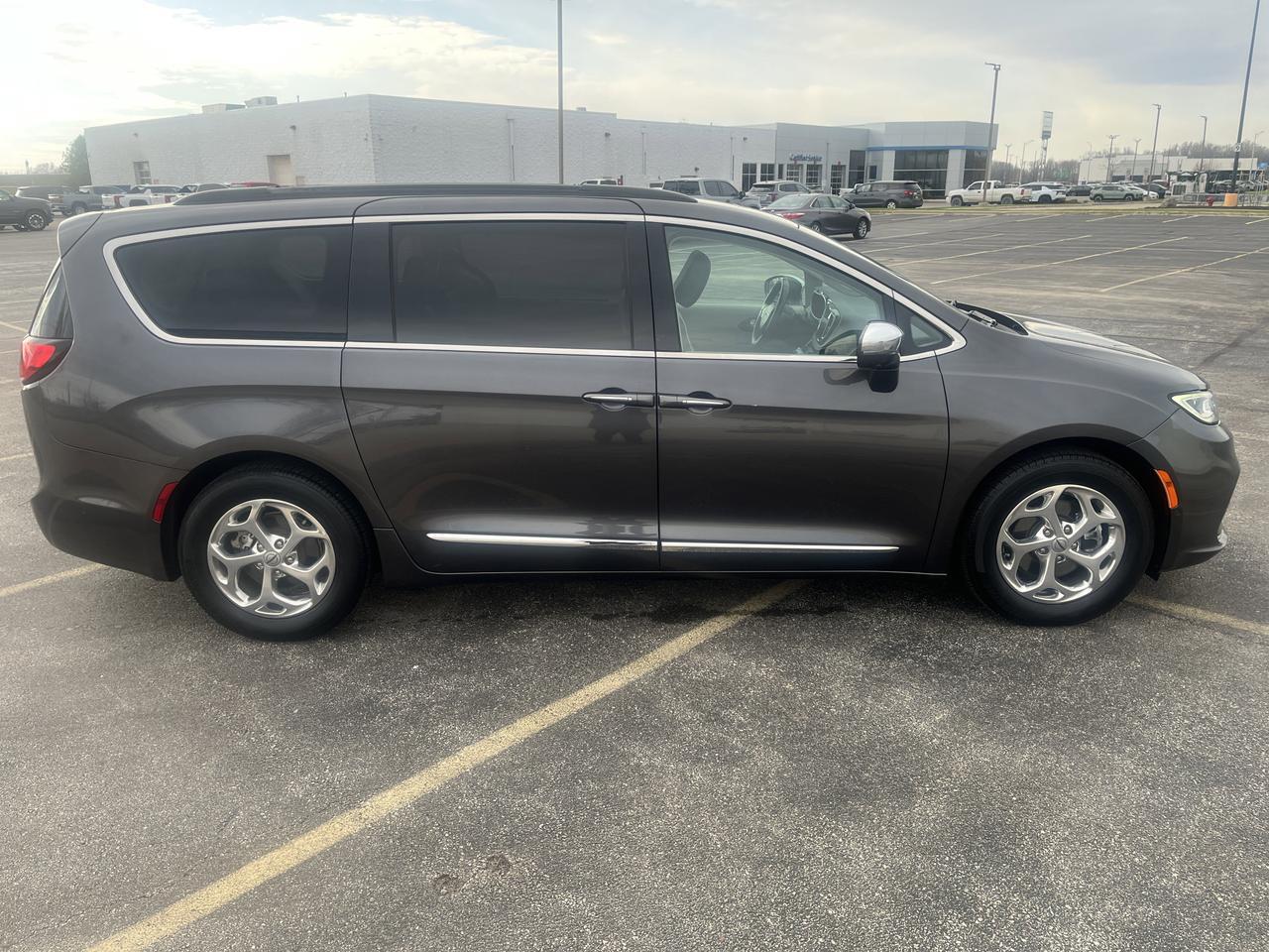 2022 Chrysler Pacifica Limited FWD w/AdaptiveCruise Sunroof Nav Saukville WI