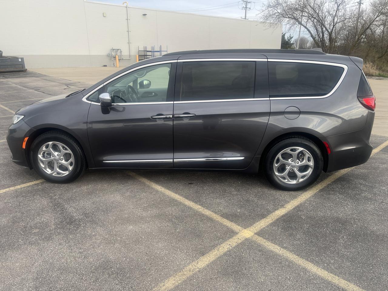 2022 Chrysler Pacifica Limited FWD w/AdaptiveCruise Sunroof Nav