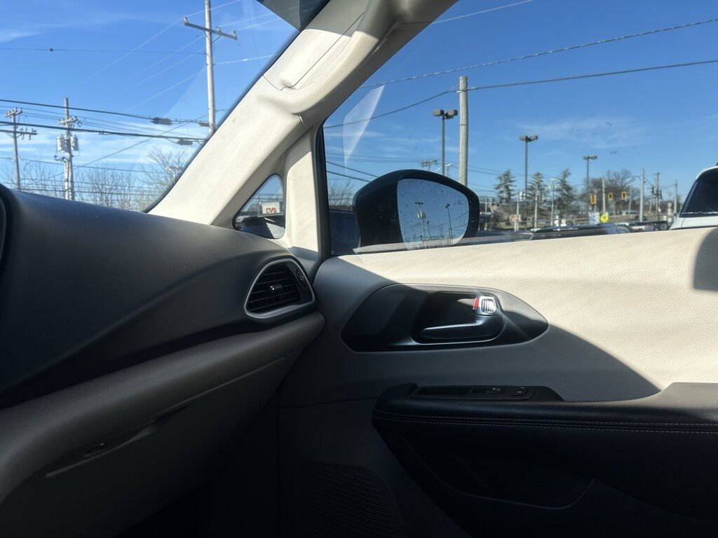 2022 Chrysler Pacifica Touring L Crestwood KY