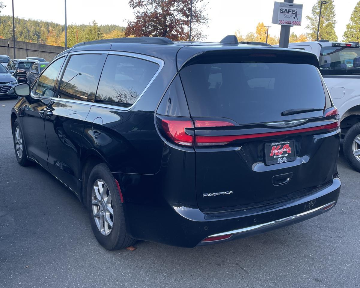 2022 Chrysler Pacifica Touring L Van 4D