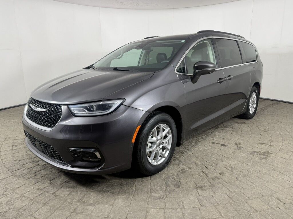 2022 Chrysler Pacifica Touring L w/Navigation & Theater Family Group