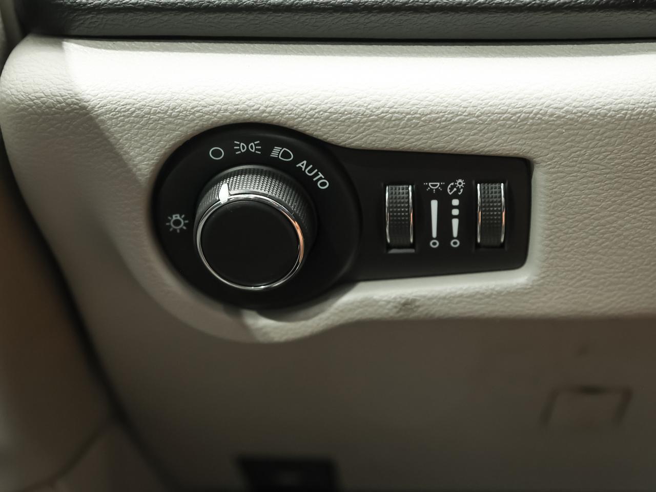 2022 Chrysler Voyager LX 7-Passenger Cranberry PA