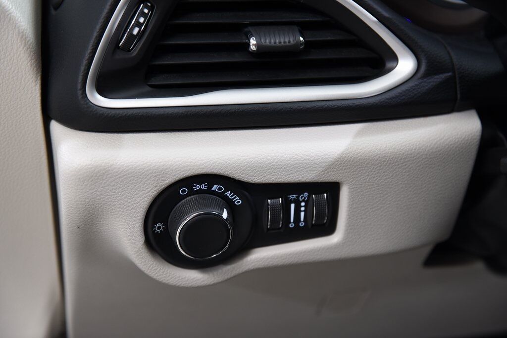 2022 Chrysler Voyager LX Akron