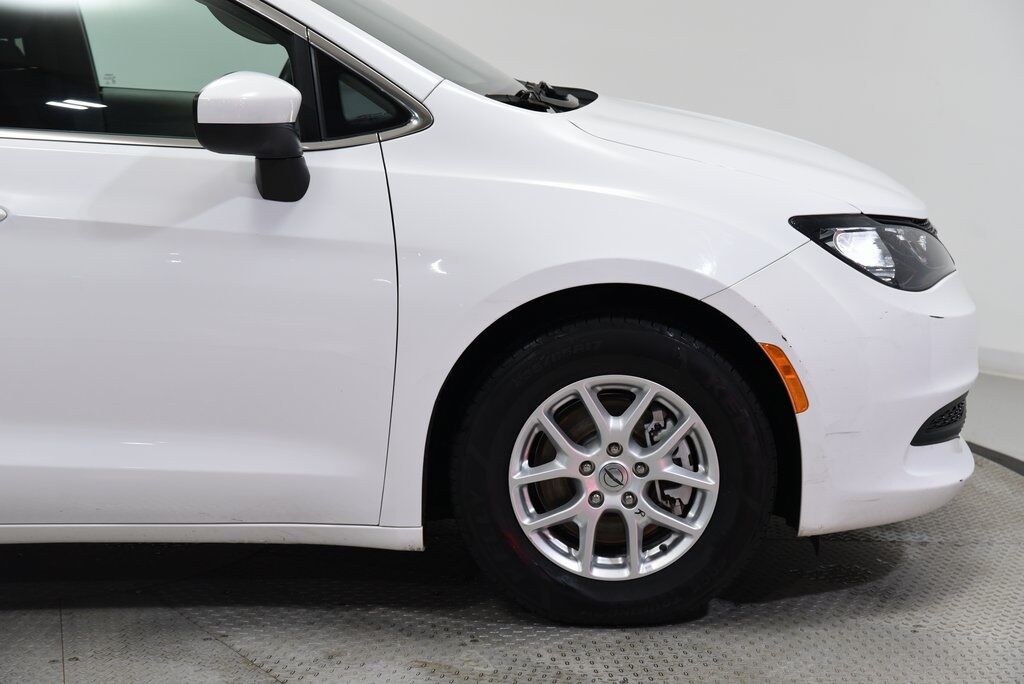 2022 Chrysler Voyager LX Akron