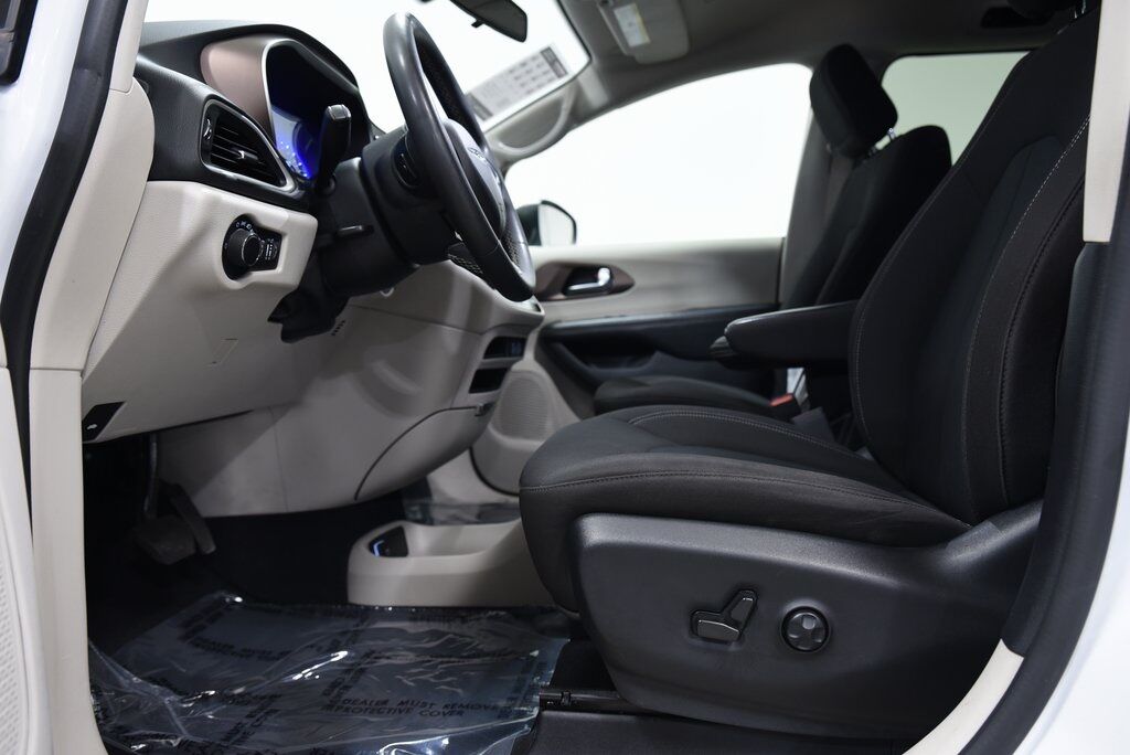 2022 Chrysler Voyager LX Akron