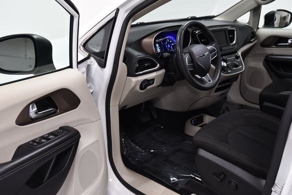 2022 Chrysler Voyager LX Akron