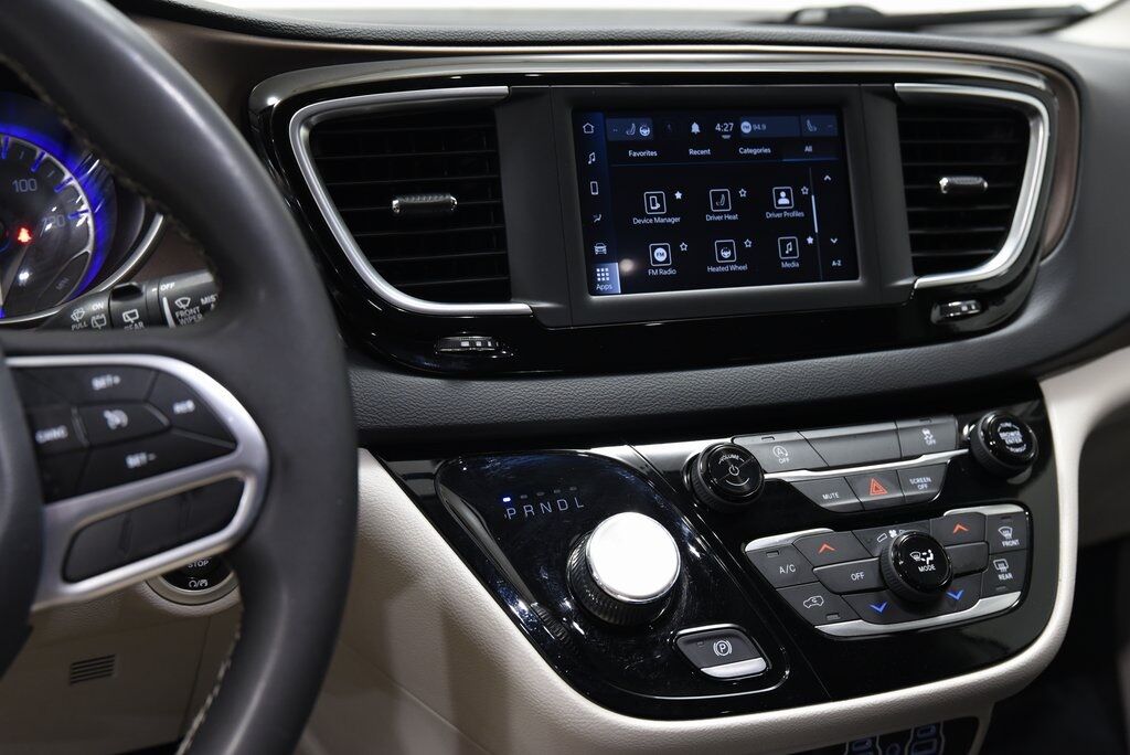 2022 Chrysler Voyager LX Akron
