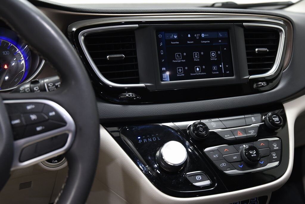 2022 Chrysler Voyager LX Akron