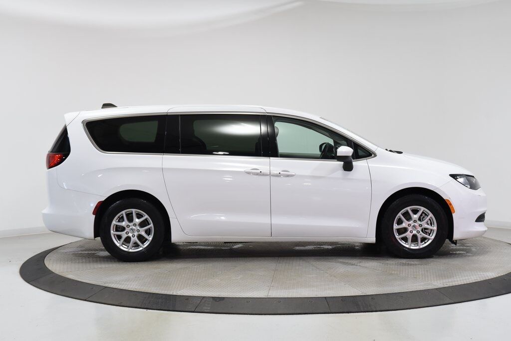 2022 Chrysler Voyager LX Akron