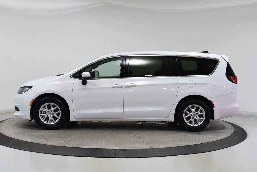 2022 Chrysler Voyager LX Akron