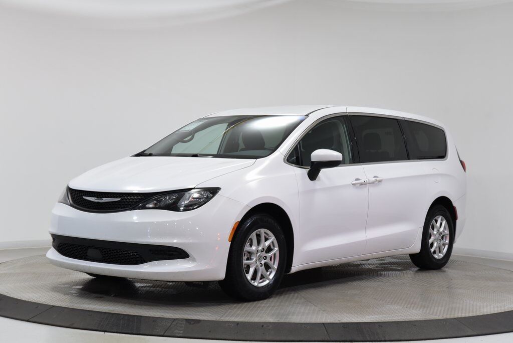 2022 Chrysler Voyager LX Akron
