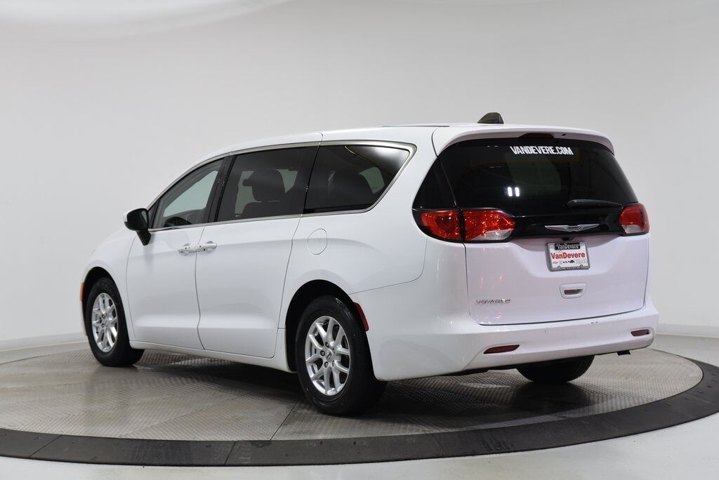 2022 Chrysler Voyager LX Akron
