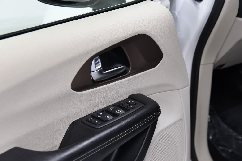 2022 Chrysler Voyager LX Akron