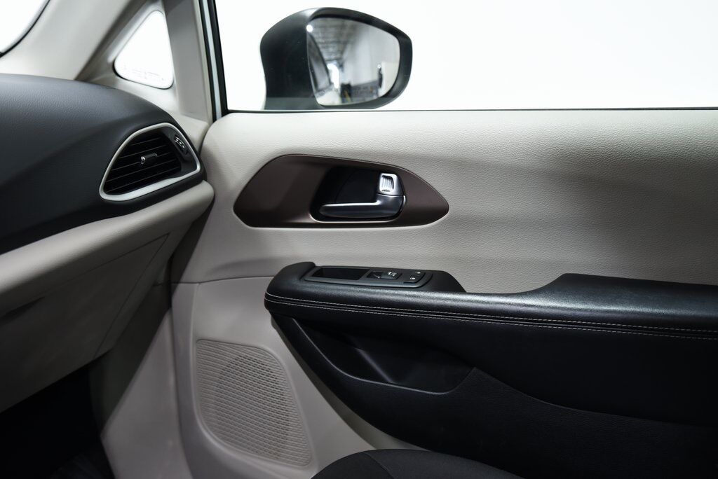 2022 Chrysler Voyager LX Akron