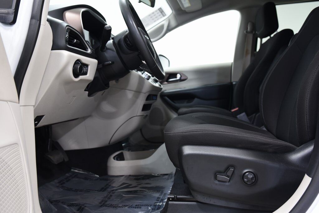 2022 Chrysler Voyager LX Akron OH