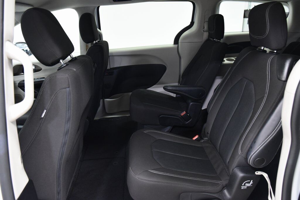 2022 Chrysler Voyager LX Akron OH