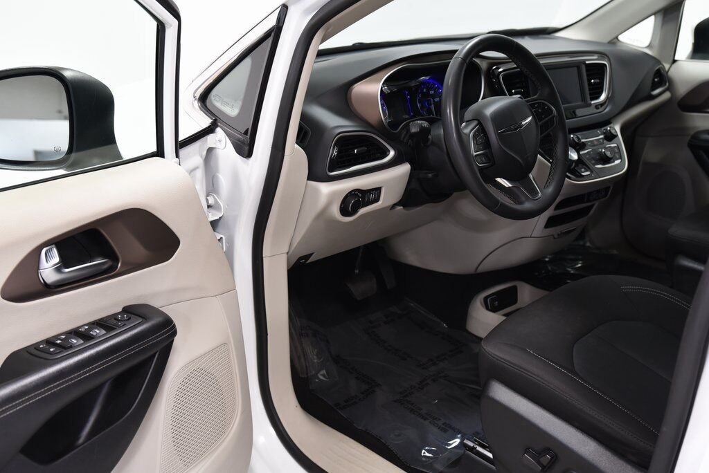 2022 Chrysler Voyager LX Akron OH