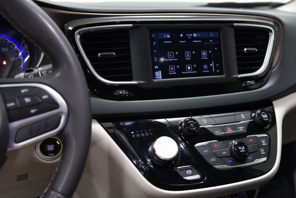 2022 Chrysler Voyager LX Akron OH
