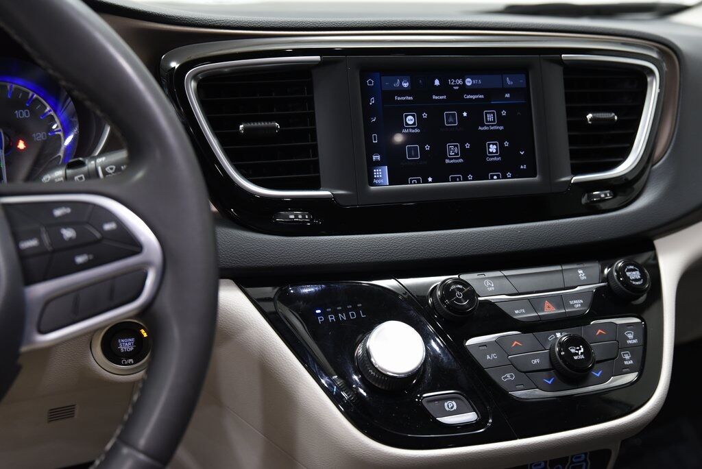 2022 Chrysler Voyager LX Akron OH