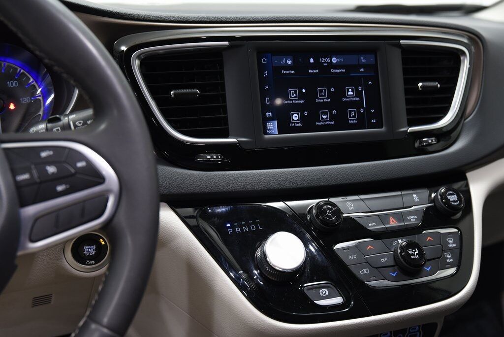 2022 Chrysler Voyager LX Akron OH