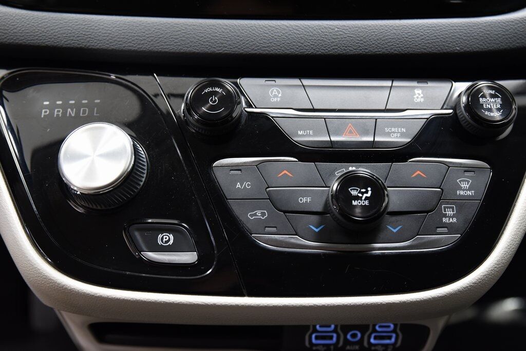 2022 Chrysler Voyager LX Akron OH