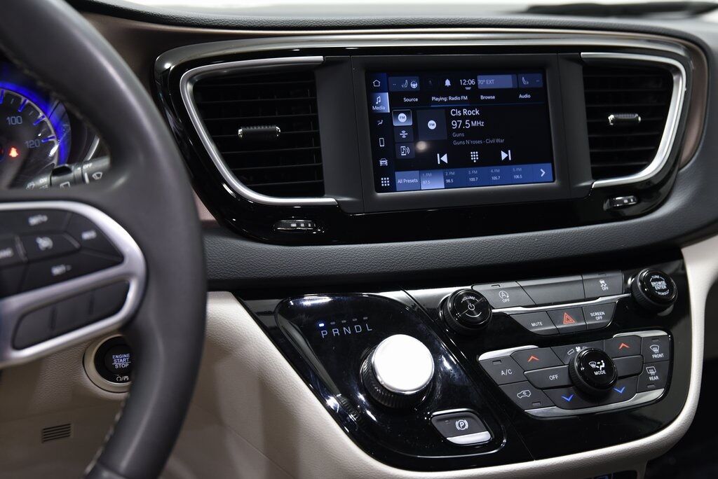 2022 Chrysler Voyager LX Akron OH